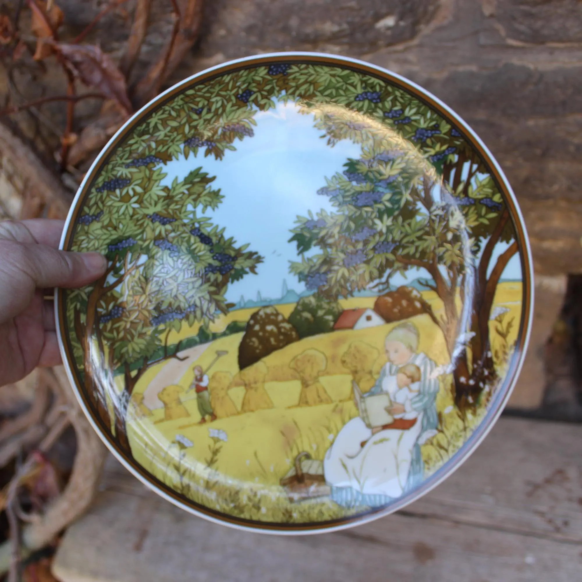 Country-style Mother and Child Ceramic Decorative Plate - View 5