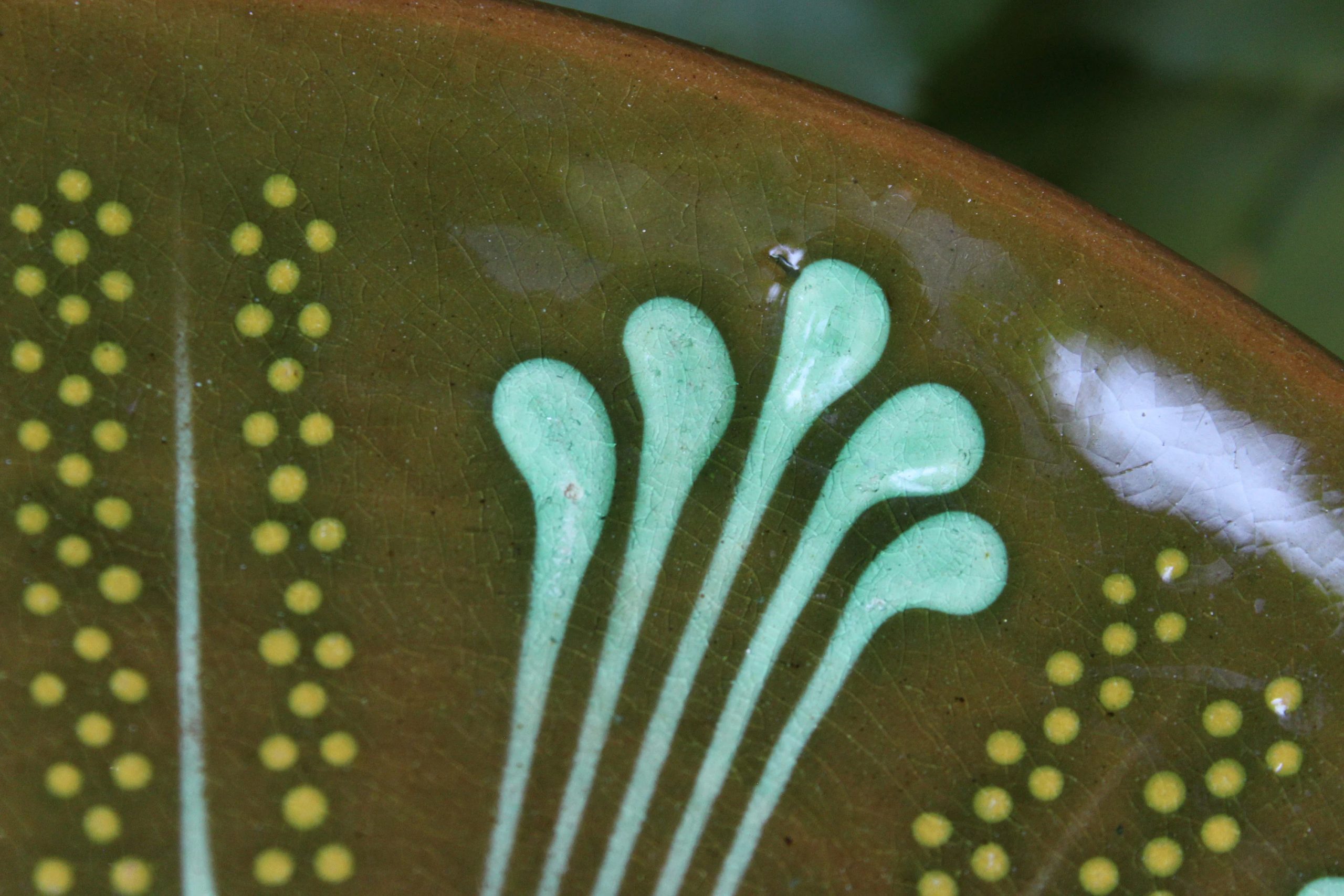 Vintage olive green sunburst ceramic plate - View 5