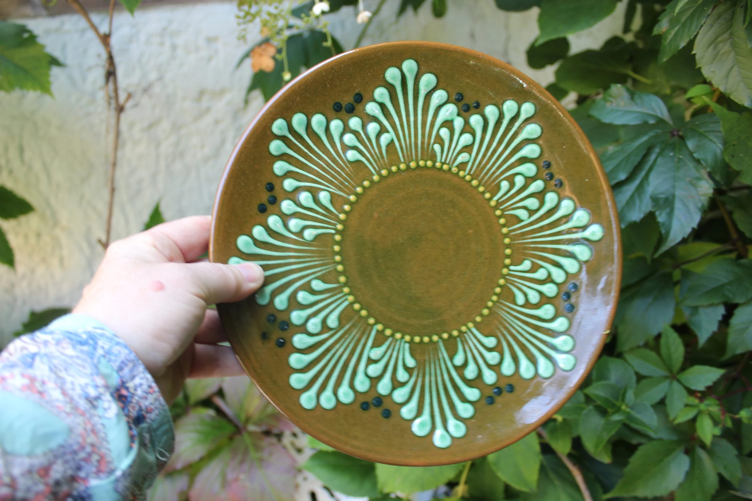 Olive green radial ceramic plate - View 2