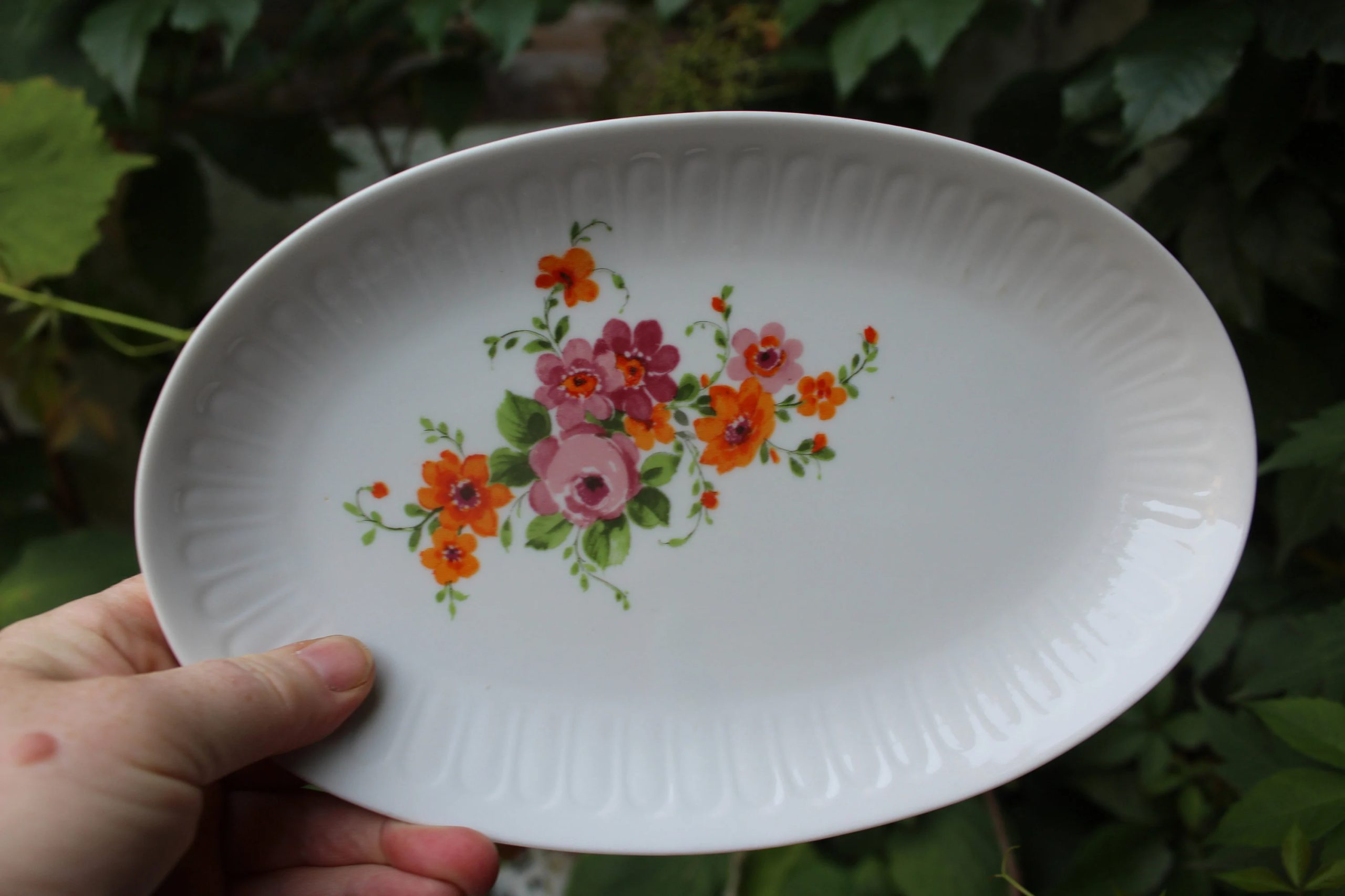 Retro oval floral ceramic dinner plate - View 2