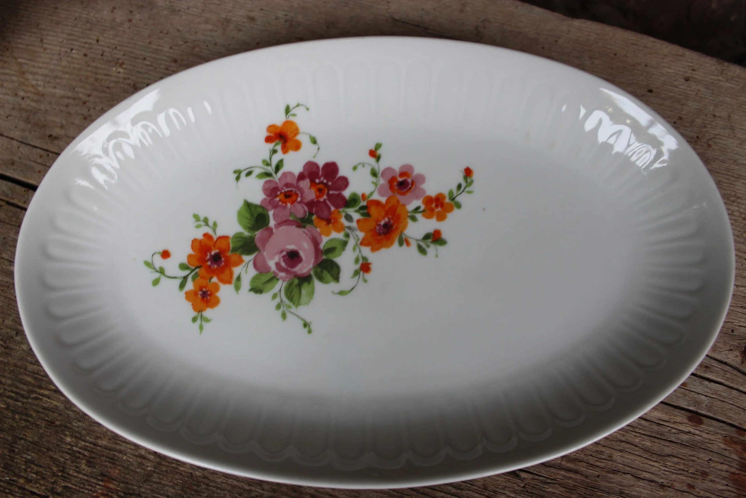 Retro oval floral ceramic dinner plate - View 4