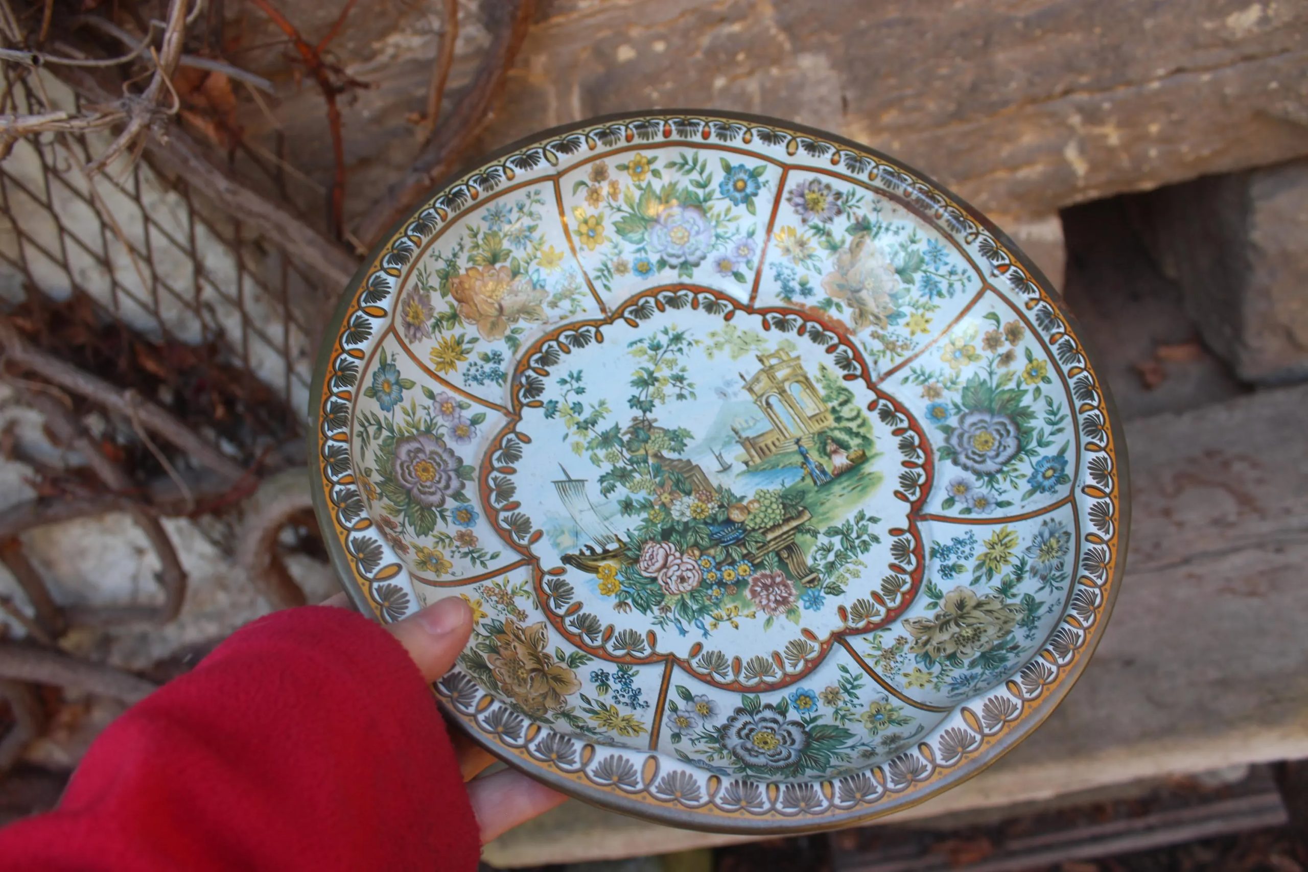 Exquisite floral landscape ceramic plate - View 2