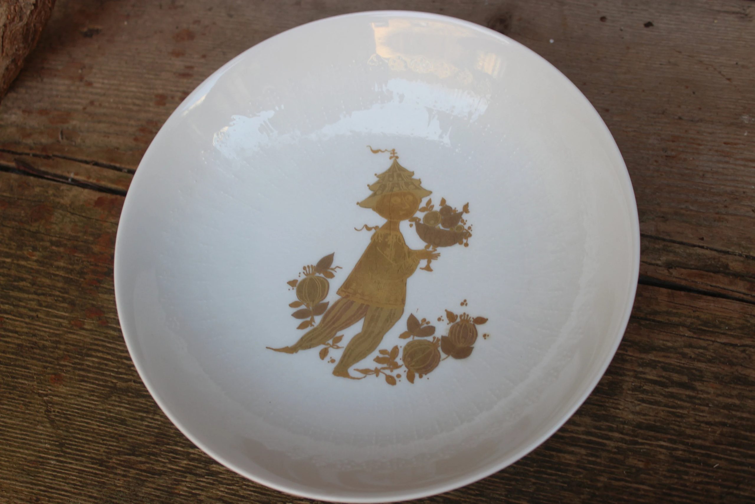 Golden figure Shaped ceramic bowls and plates