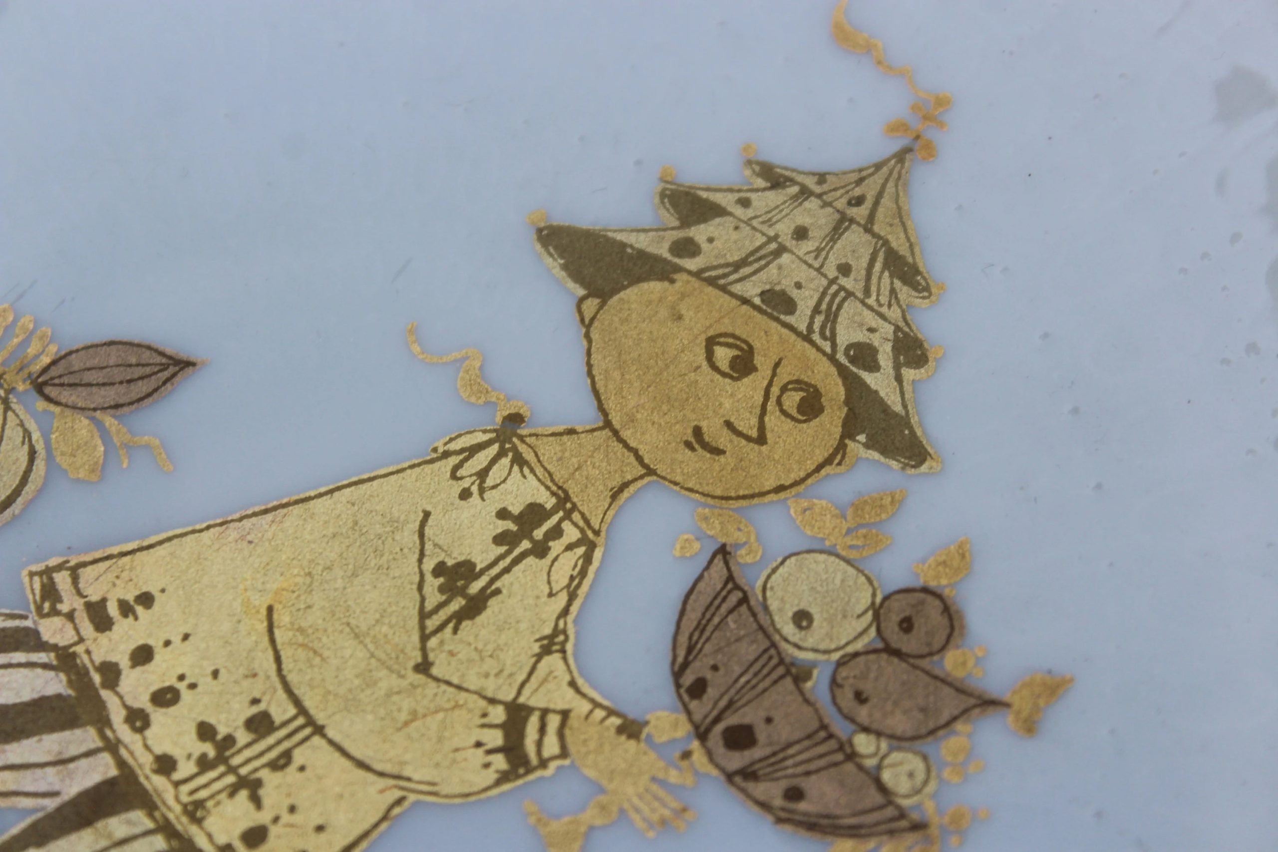 Golden figure Shaped ceramic bowls and plates - View 2