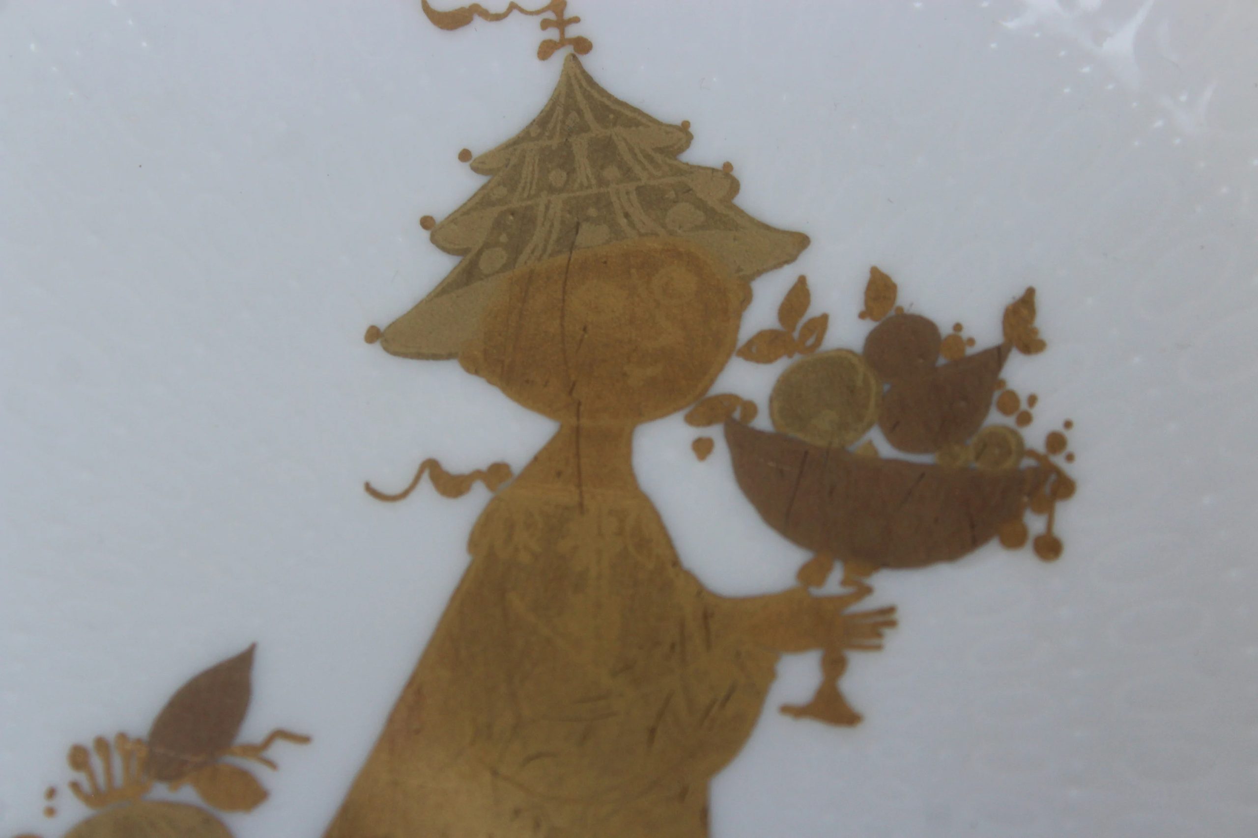 Golden figure Shaped ceramic bowls and plates - View 3