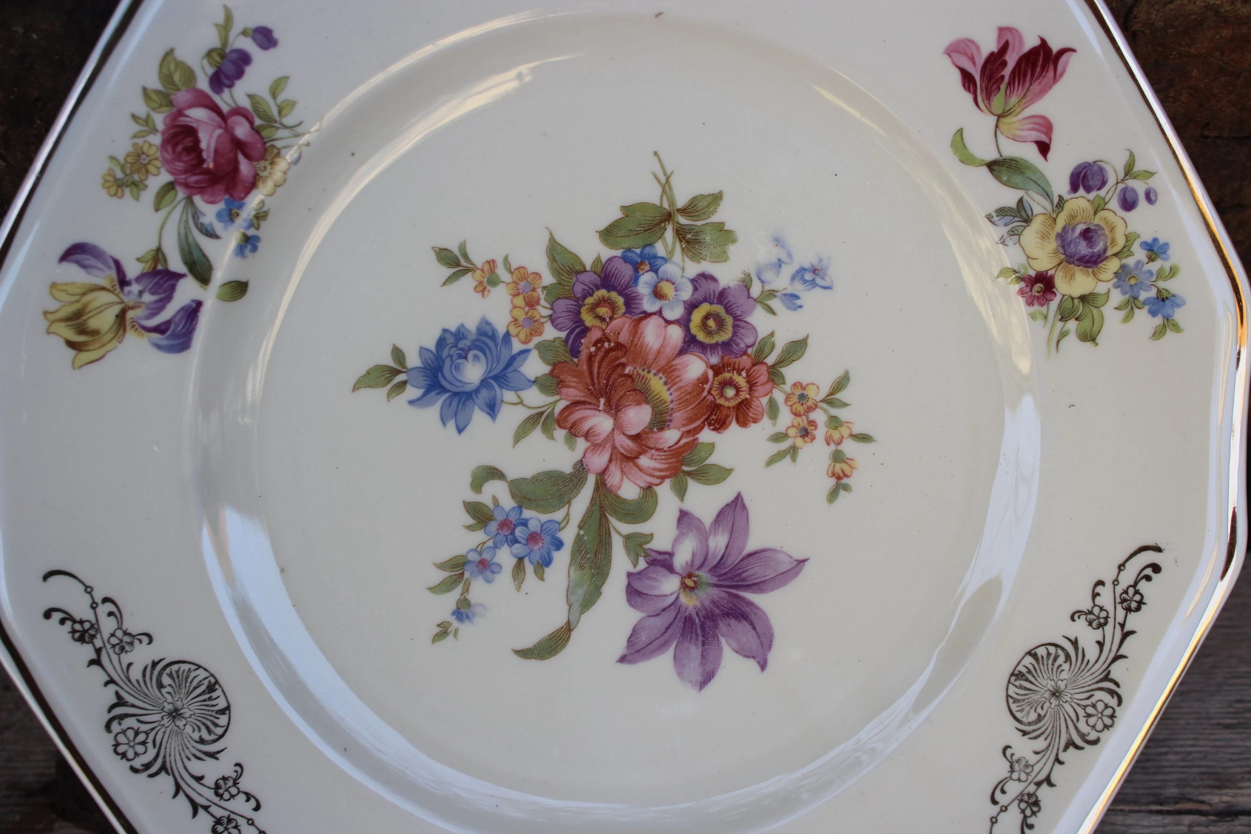 Octagonal floral porcelain plate - View 3